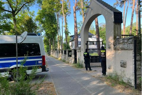 Polizeibeamte am Donnerstag vor dem Abou-Chaker-Anwesen in Kleinmachnow. Im Hintergrund zu sehen: Das Haus von Arafat Abou-Chakers Bruder Yasser.