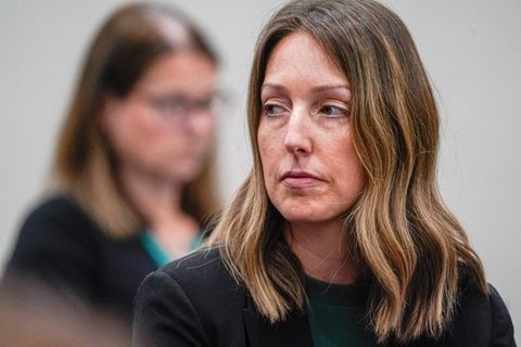 Caitlin Bernard vor der Ärztekammer, die die Strafe verhängte