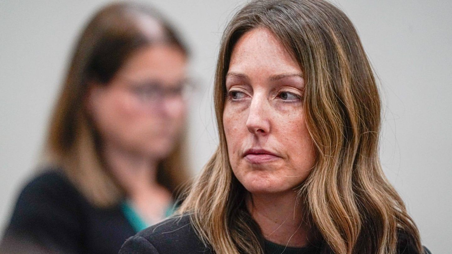 Caitlin Bernard vor der Ärztekammer, die die Strafe verhängte