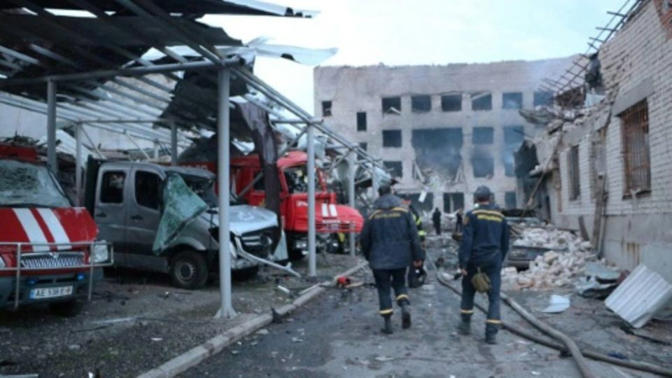 Rettungskräfte an der beschädigten Klinik in Dnipro