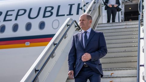 Bundeskanzler Olaf Scholz kommt am Flughafen in Estland zum Treffen mit Regierungschefs der baltischen Staaten an