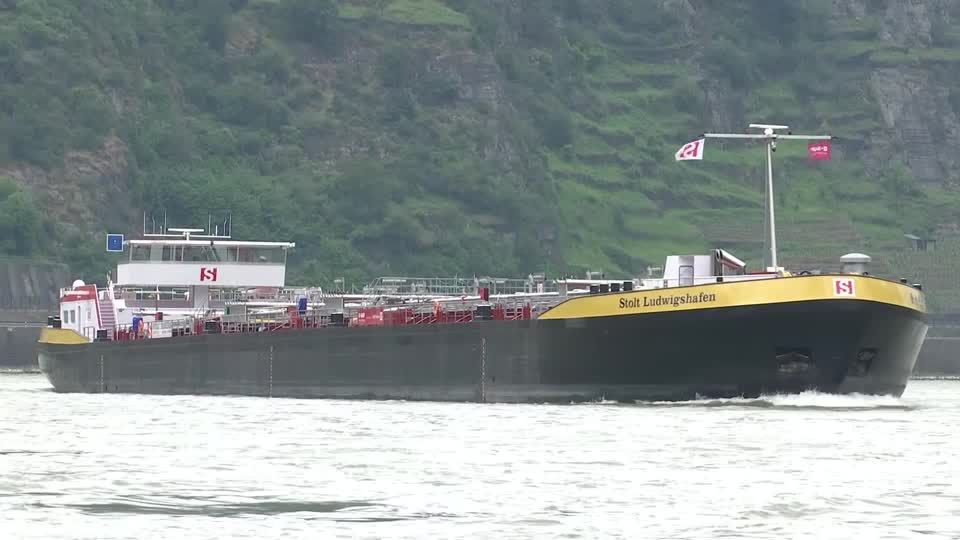 Video: Niedrigwasser im Rhein: BASF stellt neues Schiff vor