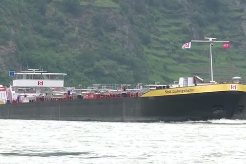 Video: Niedrigwasser im Rhein: BASF stellt neues Schiff vor