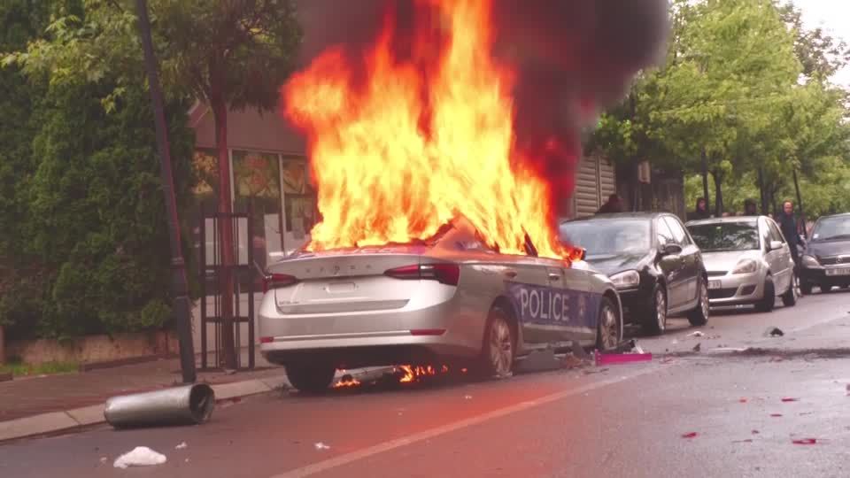 Video: Serbien versetzt Armee in Bereitschaft nach Zusammenstößen im Kosovo