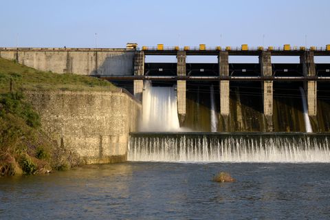 Ansicht eines Staudamms in einem Stausee