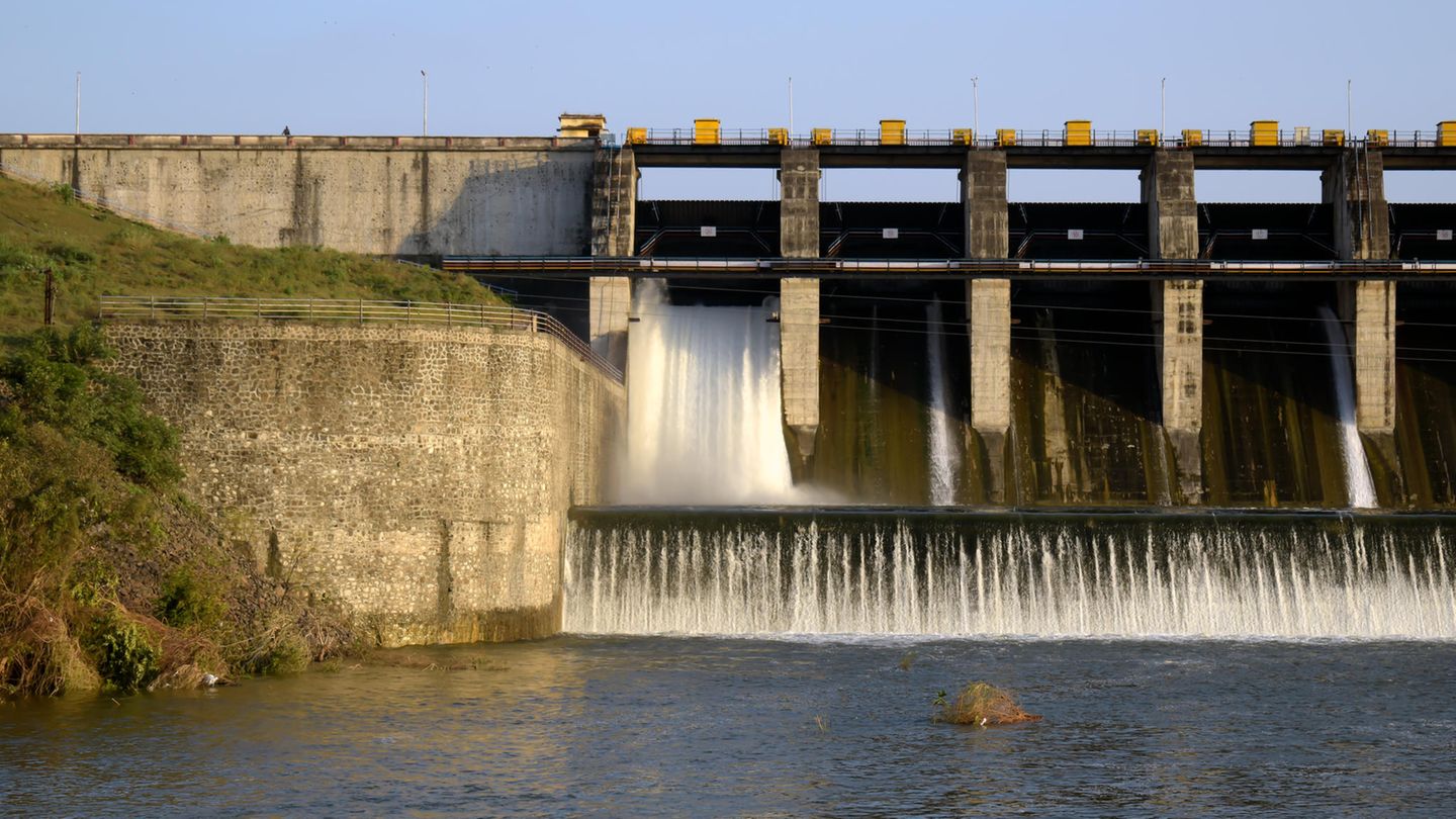 Ansicht eines Staudamms in einem Stausee
