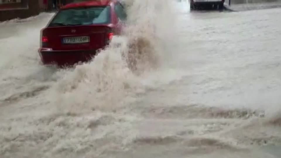 Video: Starkregenereignis: Sturzbach spült Autofahrer in Spanien weg