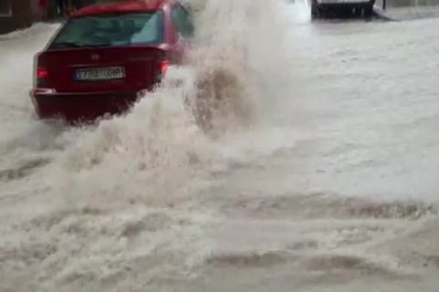 Video: Starkregenereignis: Sturzbach spült Autofahrer in Spanien weg
