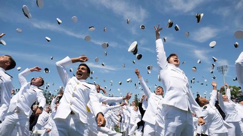 Annapolis, USA. Jetzt ist Party angesagt. Die Offiziersabsolventen der Navy Akademie werfen ihre Mützen in in die Luft.