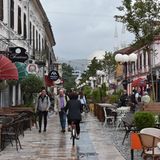 Fußgängerzone der albanischen Stadt Shkodra Albanien