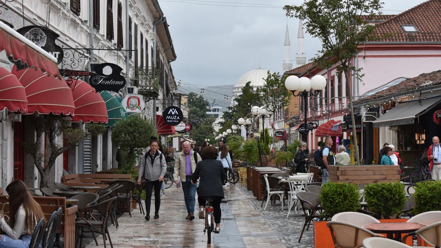 Fußgängerzone der albanischen Stadt Shkodra Albanien