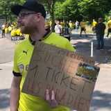 Ein Sieg. Zu Hause. Gegen Mainz – und Dortmund wäre sicher Meister. Ein Paradies, für das dieser Fan ein Ticket sucht. 