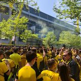 Fans am BVB-Stadion
