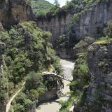 Blick auf eine Brücke in der Osum-Schlucht in Albanien