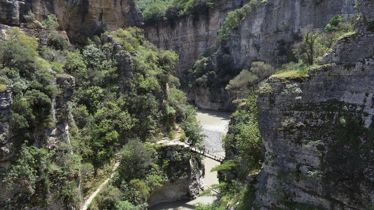 Blick auf eine Brücke in der Osum-Schlucht in Albanien
