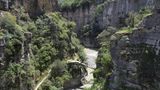 Blick auf eine Brücke in der Osum-Schlucht in Albanien