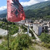 Blick auf die albanische Kleinstadt Permet