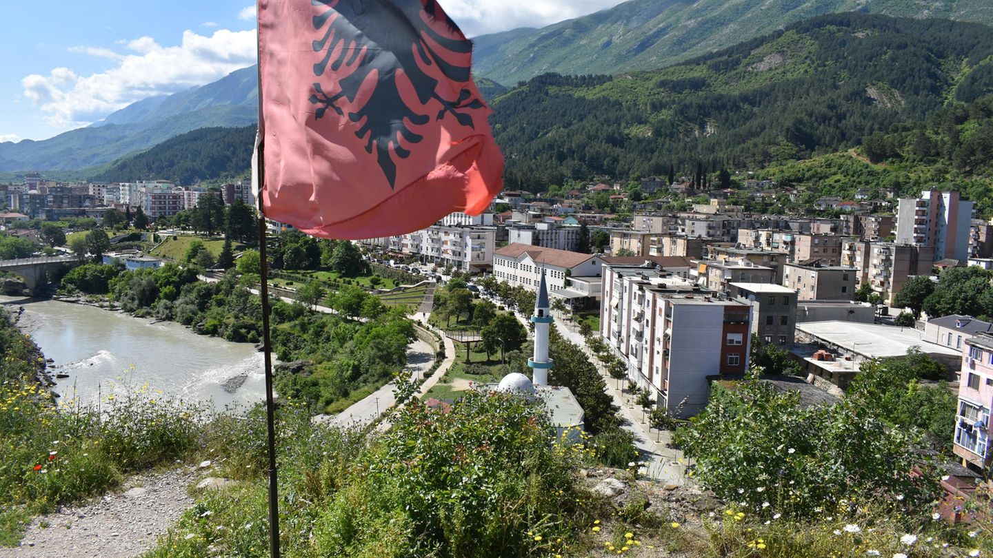 Blick auf die albanische Kleinstadt Permet