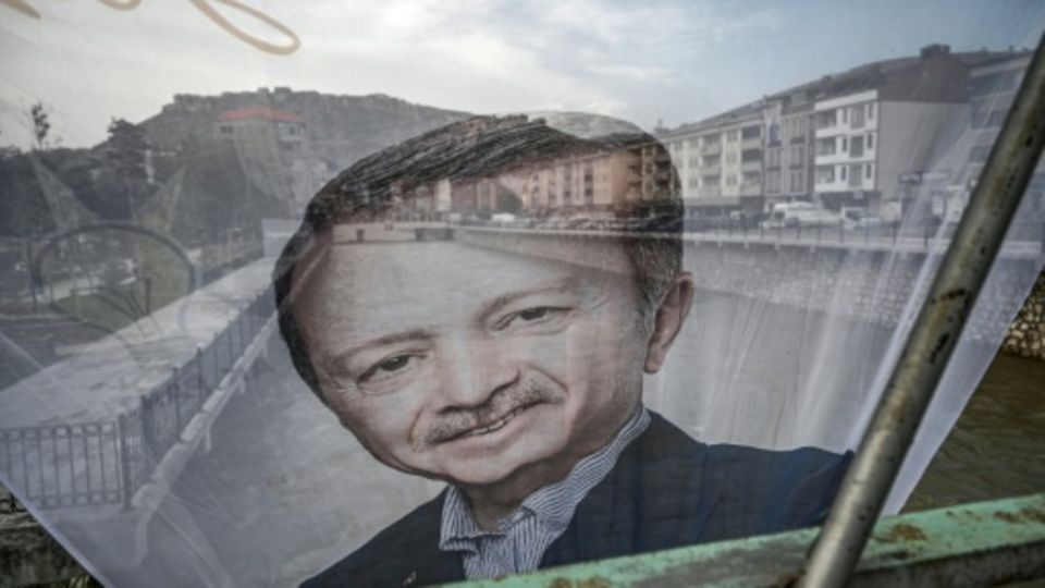 Flagge mit Erdogans Porträt in der Stadt Bayburt