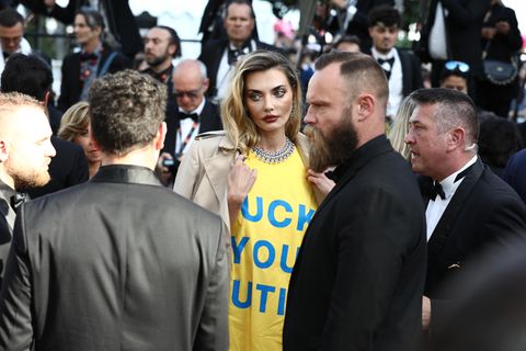 Das ukrainische Model Alina Baikowa hat bei den Filmfestspielen in Cannes ein politisches Zeichen gesetzt. 