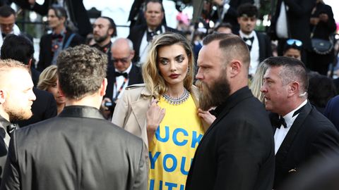 Das ukrainische Model Alina Baikowa hat bei den Filmfestspielen in Cannes ein politisches Zeichen gesetzt. 