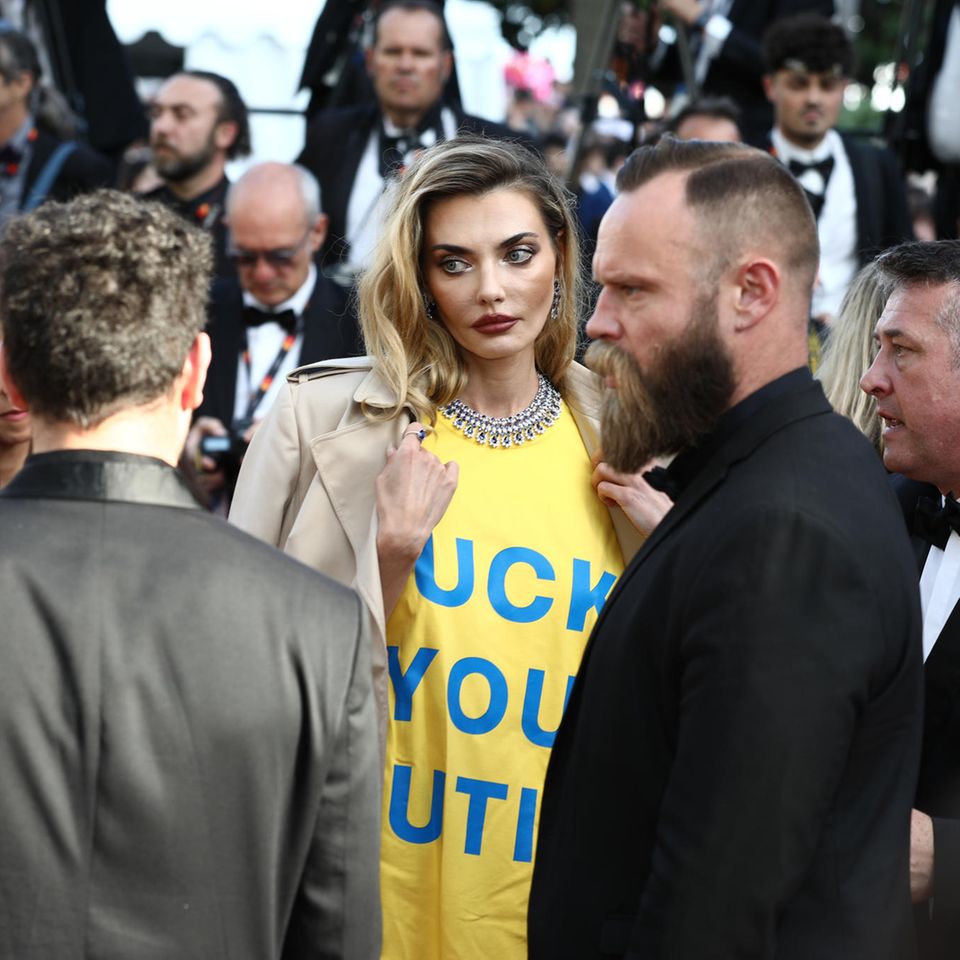 Das ukrainische Model Alina Baikowa hat bei den Filmfestspielen in Cannes ein politisches Zeichen gesetzt. 