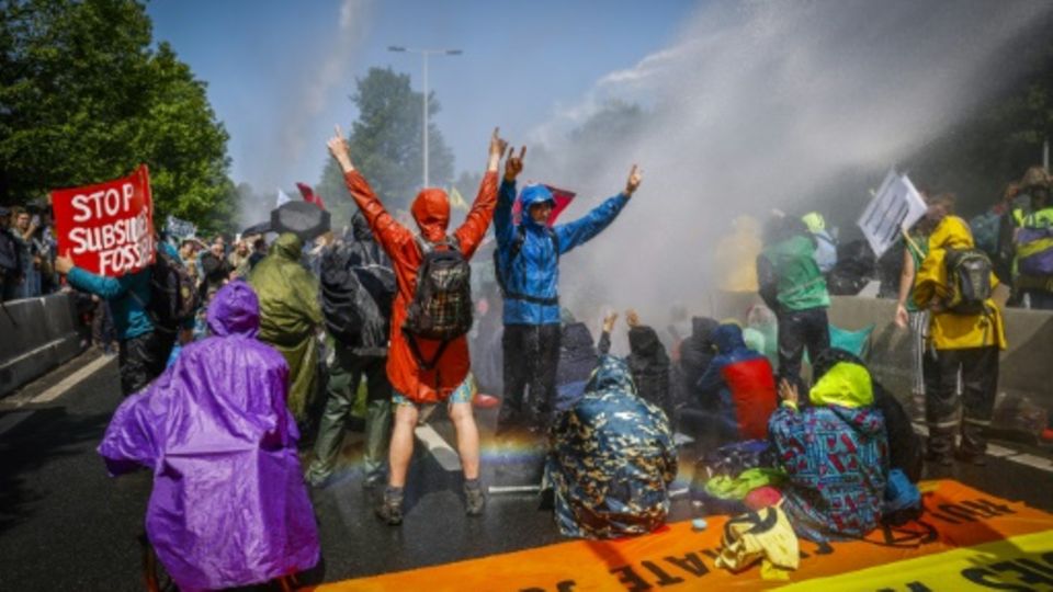 Wasserwerfer gegen Teilnehmer von Protestaktion von Extinction Rebellion in Den Haag