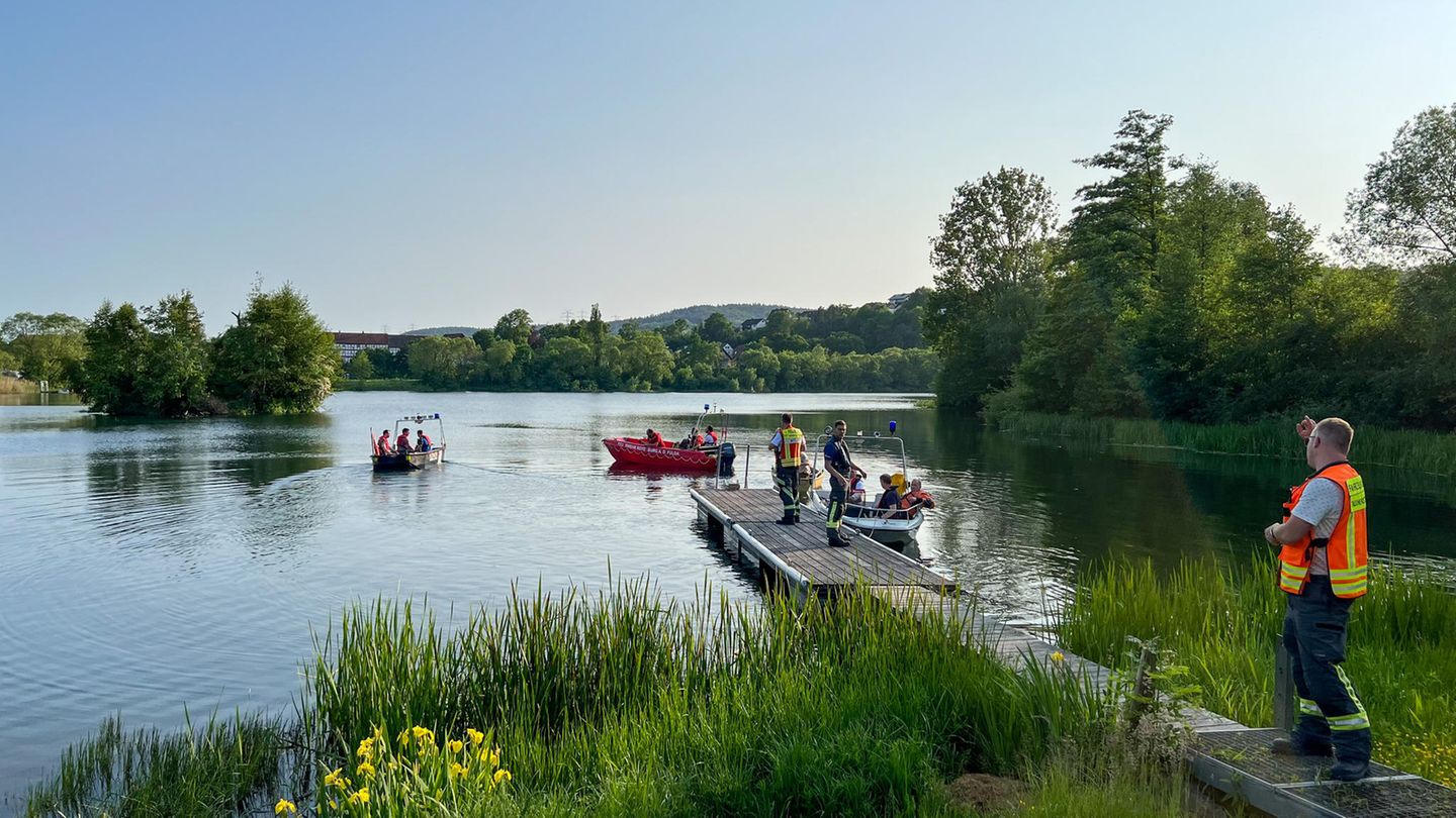 Feuerwehr und Rettungsdienste suchen am Breitenbacher See nach zwei vermissten Jugendlichen