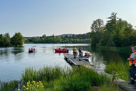 Feuerwehr und Rettungsdienste suchen am Breitenbacher See nach zwei vermissten Jugendlichen