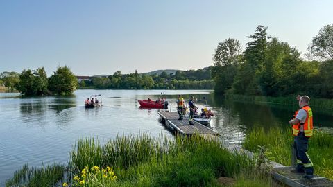 Feuerwehr und Rettungsdienste suchen am Breitenbacher See nach zwei vermissten Jugendlichen