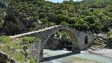 Steinbrücke in der Lengarica-Schlucht in Albanien