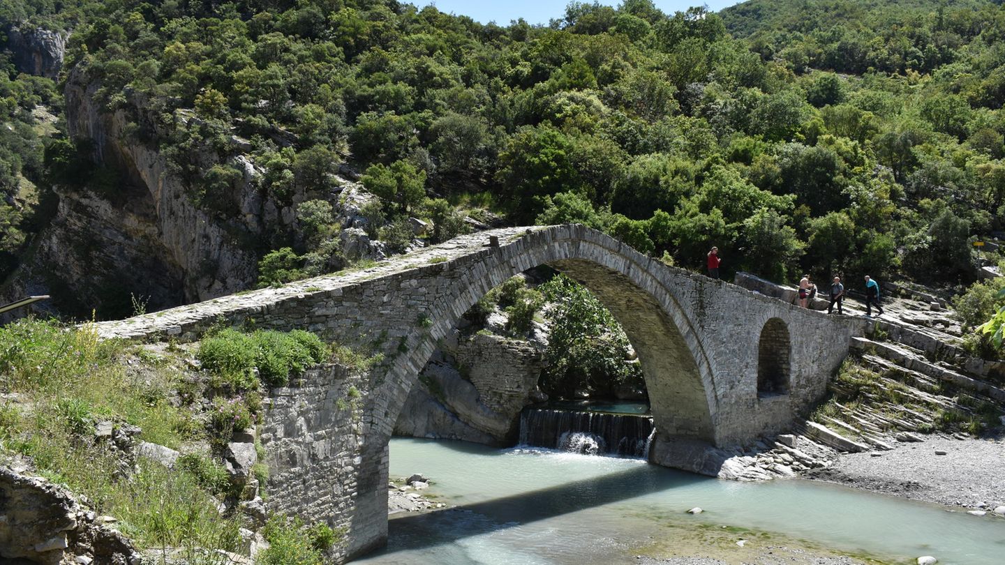 Lengarica-Schlucht und Thermalquellen (Llixhat e Bënjës) Steinbrücke in der Lengarica-Schlucht in Albanien
