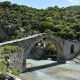 Steinbrücke in der Lengarica-Schlucht in Albanien
