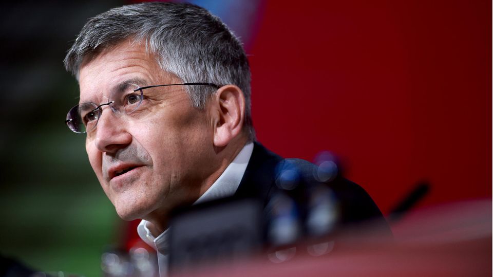 Bestätigte auf der Pressekonferenz, dass es bei der Entlassung von Oliver Kahn zu Komplikationen kam: Bayern-Präsident Herbert Hainer