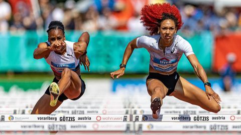 Götzis, Österreich. Pure Athletik zeigen die beiden Hürdenläuferinnen Adriana Rodriguez aus Kuba (l.) und Taliyah Brooks aus den USA beim "Hypo Athletics Meeting"