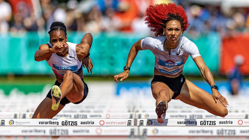 Götzis, Österreich. Pure Athletik zeigen die beiden Hürdenläuferinnen Adriana Rodriguez aus Kuba (l.) und Taliyah Brooks aus den USA beim "Hypo Athletics Meeting"