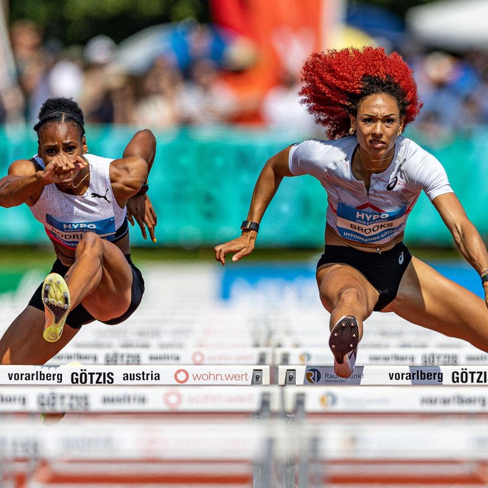 Götzis, Österreich. Pure Athletik zeigen die beiden Hürdenläuferinnen Adriana Rodriguez aus Kuba (l.) und Taliyah Brooks aus den USA beim "Hypo Athletics Meeting"