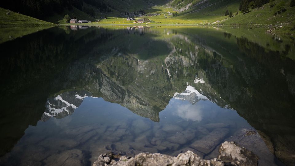 Wasserauen, Schweiz: Das Pfingstwochenende ist schön, da lohnt ein Ausflug nach Alpstein, wo sich das Bergpanorama im Seealpsee spiegelt.