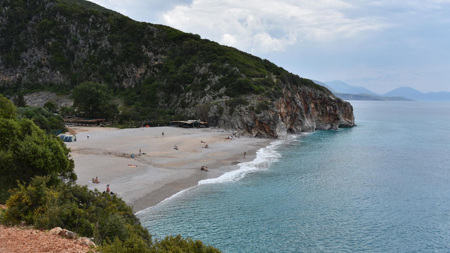 Blick auf den Gjipe Beach an der Küste von Albanien