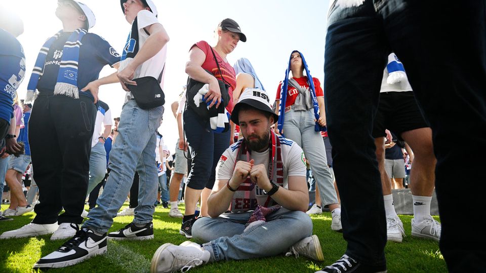 Bei den HSV-Fans folgt auf den euphorischen Jubel tiefe Enttäuschung. Seit fünf Jahren warten sie auf die Rückkehr in die Bundesliga.