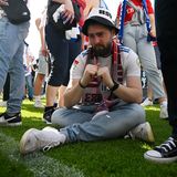 Bei den HSV-Fans folgt auf den euphorischen Jubel tiefe Enttäuschung. Seit fünf Jahren warten sie auf die Rückkehr in die Bundesliga.