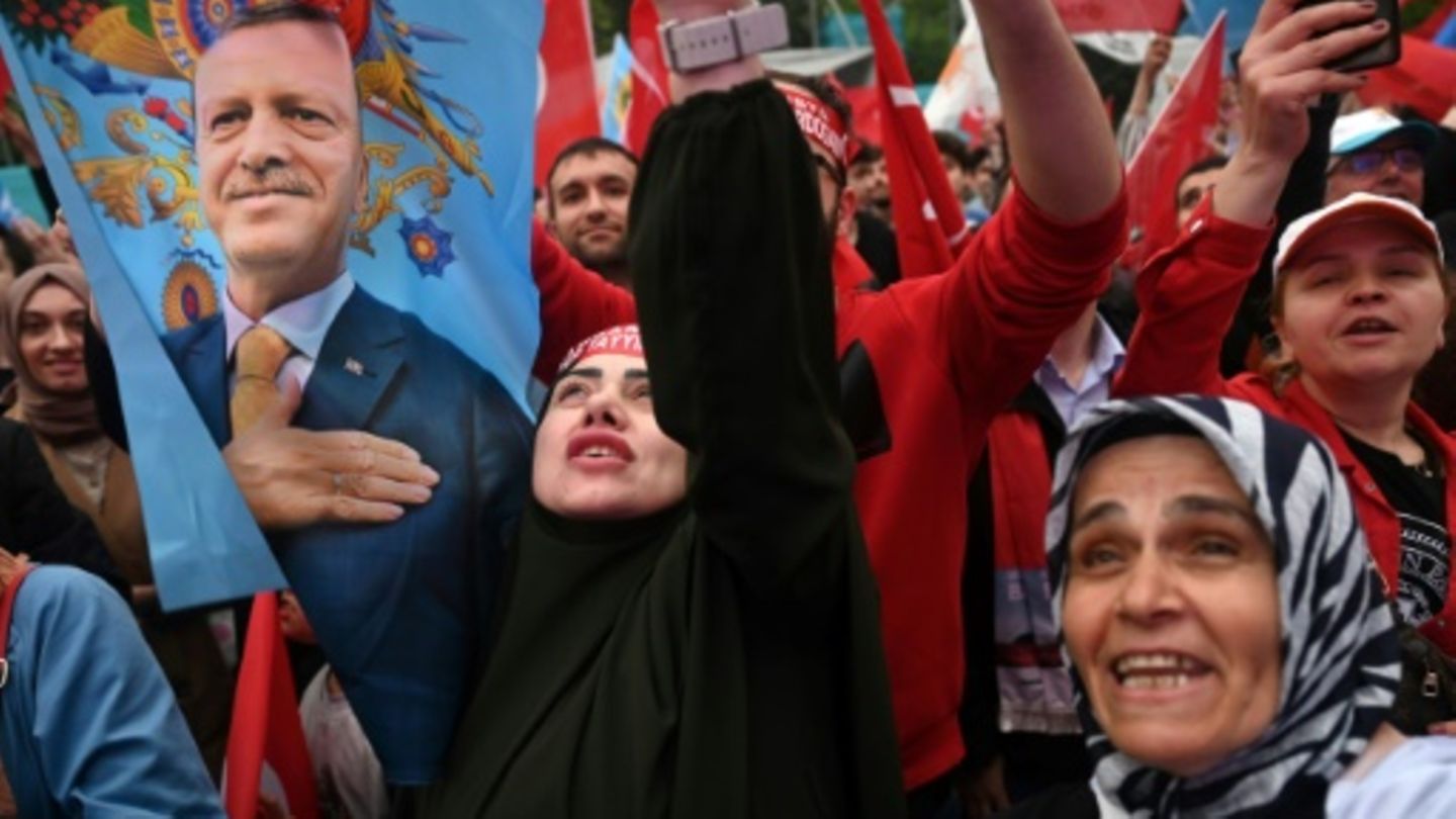 Erdogan-Anhänger vor dem Sitz seiner AKP-Partei