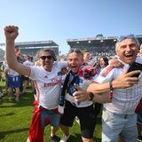 Die Anhänger stürmen den Rasen und wähnen sich nach fünf Jahren zurück in der 1. Liga. Verstärkt wird der Irrglaube durch eine falsche Durchsage des Stadionsprechers, in der er dem HSV zum Aufstieg gratuliert. Das sorgt zusätzlich für Verwirrung.