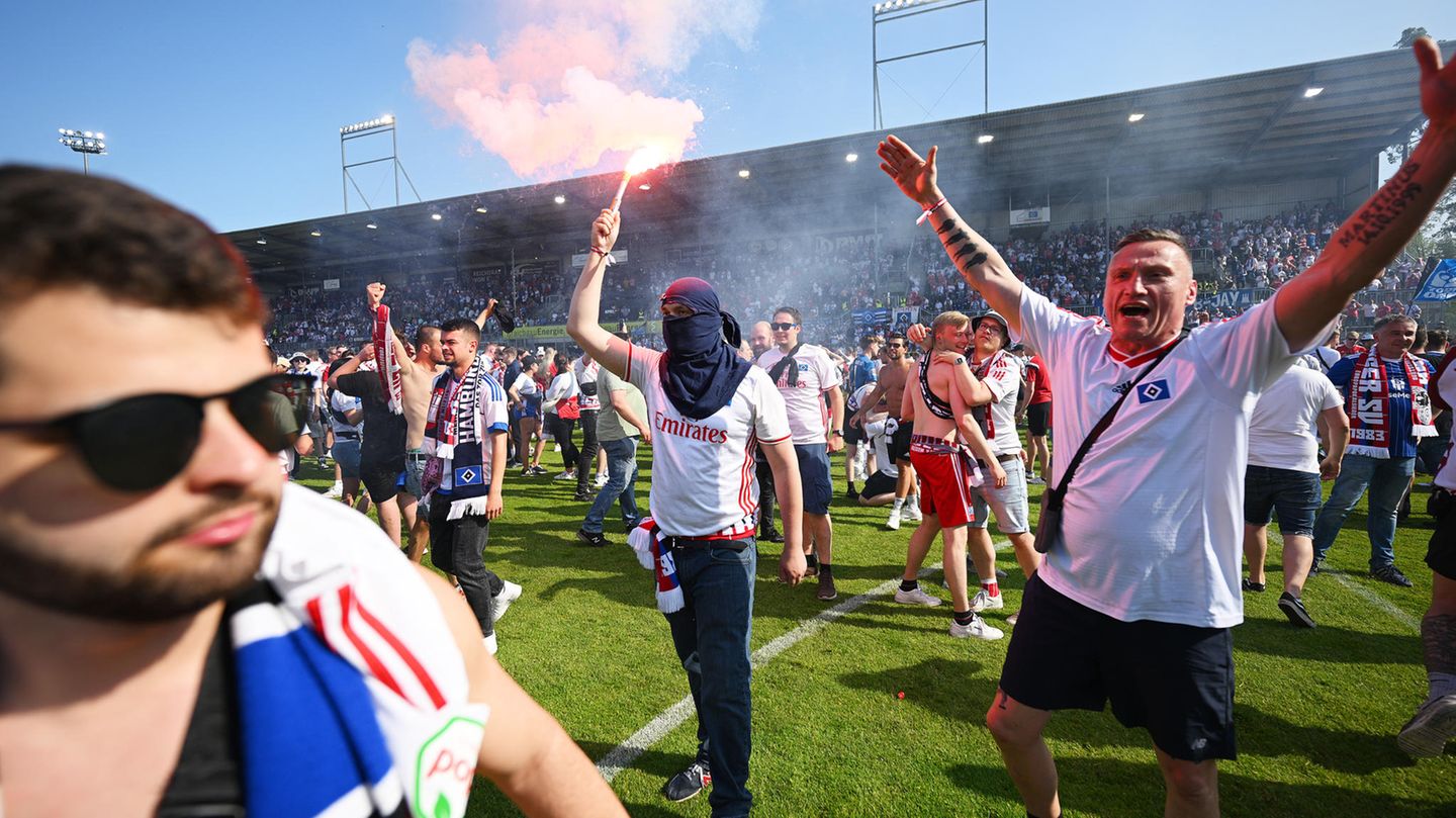 Nervenspiele in der 2. Liga. Der HSV gewinnt beim SV Sandhausen mit 1:0 und steht beim Schlusspfiff auf Platz zwei in der Tabelle, weil Konkurrent Heidenheim gleichzeitig mit 1:2 gegen Jahn Regensburg zurückliegt. Das bedeutet den direkten Aufstieg.