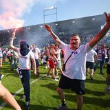 Nervenspiele in der 2. Liga. Der HSV gewinnt beim SV Sandhausen mit 1:0 und steht beim Schlusspfiff auf Platz zwei in der Tabelle, weil Konkurrent Heidenheim gleichzeitig mit 1:2 gegen Jahn Regensburg zurückliegt. Das bedeutet den direkten Aufstieg.