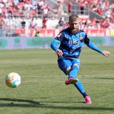 Zeitgleich in Regensburg: Das Drama für den HSV beginnt mit dem Strafstoß, den der Heidenheimer Jan-Niklas Beste in der 3. Minuten der Nachspielzeit gegen den Jahn verwandelt. Auf einmal braucht Heidenheim nur noch ein Tor und es sind noch acht Minuten zu spielen.