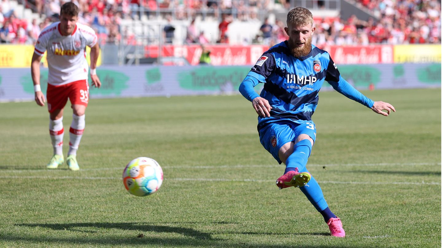 Zeitgleich in Regensburg: Das Drama für den HSV beginnt mit dem Strafstoß, den der Heidenheimer Jan-Niklas Beste in der 3. Minuten der Nachspielzeit gegen den Jahn verwandelt. Auf einmal braucht Heidenheim nur noch ein Tor und es sind noch acht Minuten zu spielen.