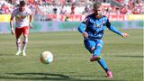 Zeitgleich in Regensburg: Das Drama für den HSV beginnt mit dem Strafstoß, den der Heidenheimer Jan-Niklas Beste in der 3. Minuten der Nachspielzeit gegen den Jahn verwandelt. Auf einmal braucht Heidenheim nur noch ein Tor und es sind noch acht Minuten zu spielen.