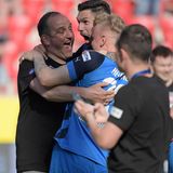Heidenheims Trainer Frank Schmidt (l.) jubelt mit seinen Spielern. Schmidt ist definitiv der Vater des Erfolgs. Er übernahm Heidenheim 2007 als Trainer in der Oberliga. Seitdem ging es stetig bergauf. Der Bundesliga-Aufstieg krönt seine Arbeit.