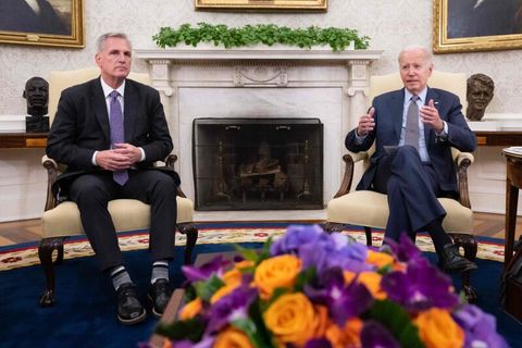 US-Präsident Joe Biden und der Sprecher des Repräsentantenhauses Kevin McCarthy rangen monatelang um einen Kompromiss - am Samstagabend gab es einen Durchbruch